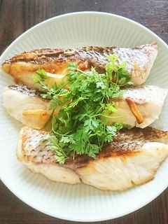 鯛のガーリックオイル焼き✨ハーブを添えて-レシピのメイン写真