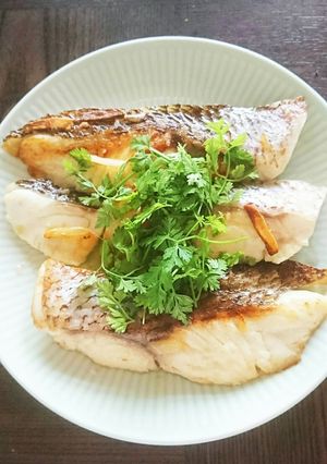 鯛のガーリックオイル焼き✨ハーブを添えて-レシピのメイン写真