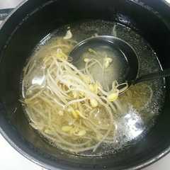 รูปของ 簡単過ぎる ごま油香る 豆もやしスープ
