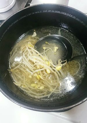 簡単過ぎる ごま油香る 豆もやしスープ-レシピのメイン写真
