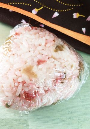 再現☆カリカリ梅とザーサイおにぎり-レシピのメイン写真