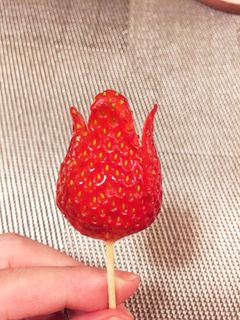 苺の飾り切り チューリップ-レシピのメイン写真
