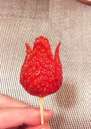 苺の飾り切り チューリップ-レシピのメイン写真