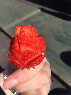 苺の飾り切り バラ(薔薇)-レシピのメイン写真