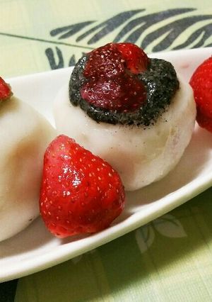 苺まるごとアイス大福＆苺の餡団子-レシピのメイン写真