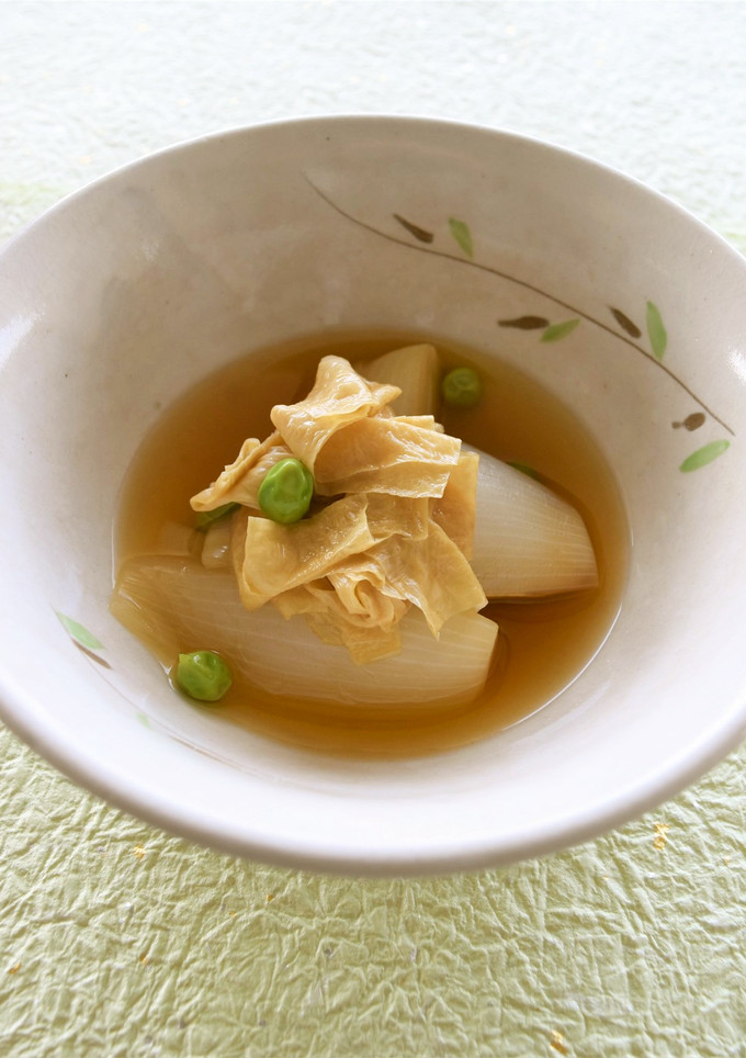 ゆばと新玉ねぎの煮物（精進料理）-レシピのメイン写真
