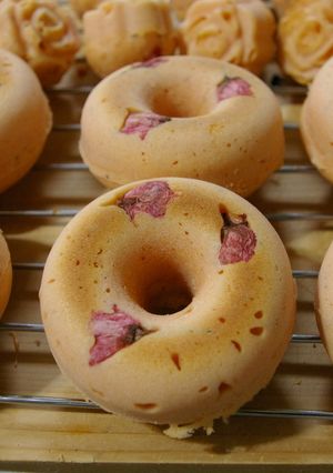 桜の花と葉で春の装い!焼きドーナツ -レシピのメイン写真