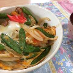 รูปของ 簡単ヘルシー♡絹さやと新玉ねぎの卵とじ丼
