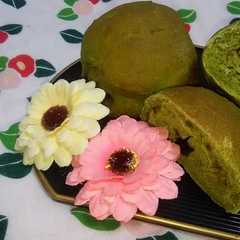 รูปของ 小豆とグラノーラの抹茶パン☆
