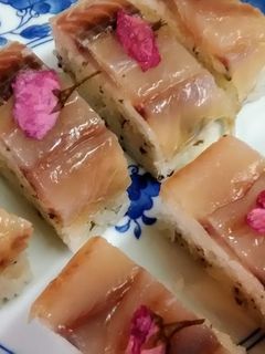 旬の魚の昆布締めで桜の押し寿司-レシピのメイン写真
