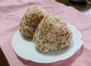 そば茶の出がらし（茶殻）ふりかけおにぎり-レシピのメイン写真