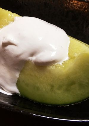 簡単！メロンに生クリーム乗せちゃった。-レシピのメイン写真