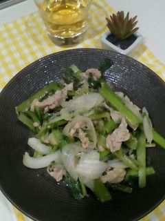 疲労回復に!豚肉と玉葱と小松菜の炒め物!-レシピのメイン写真