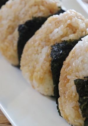 朝食にも✨ツナマヨ、鰹節、ゴマのおにぎり-レシピのメイン写真