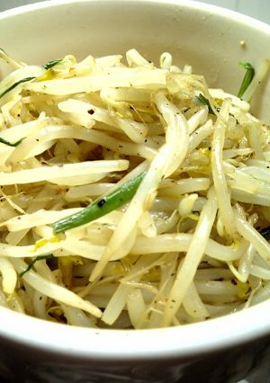 もやしとニラでヘルシーエスニック丼♪-レシピのメイン写真