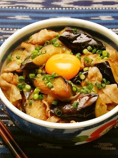 卵黄とろり♪なすと豚肉のスタミナ丼-レシピのメイン写真