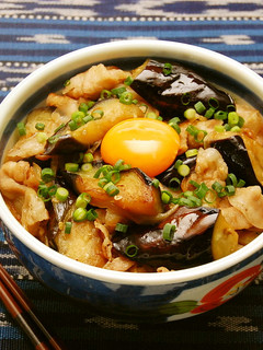 卵黄とろり♪なすと豚肉のスタミナ丼-レシピのメイン写真