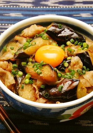 卵黄とろり♪なすと豚肉のスタミナ丼-レシピのメイン写真