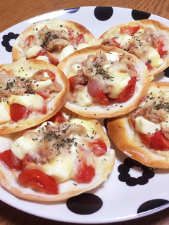 餃子の皮deトマトとクリチのミニピザ-レシピのメイン写真