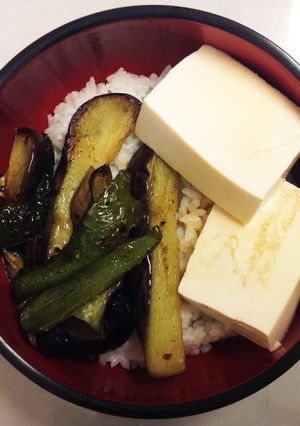 ナスとピーマンの塩ダレ炒めと冷奴丼-レシピのメイン写真