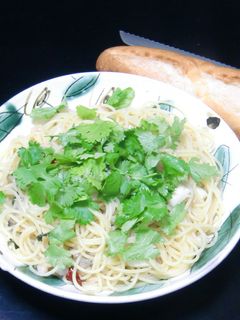 シーフードとパクチーのアヒージョ・パスタ-レシピのメイン写真