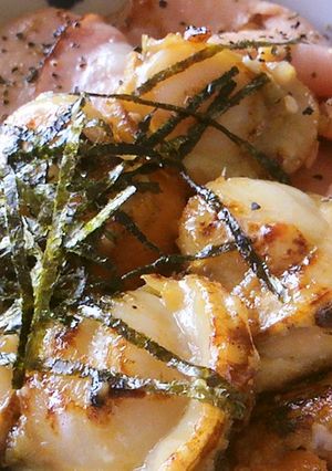 生醤油をかける♪焼きホタテベーコン丼-レシピのメイン写真