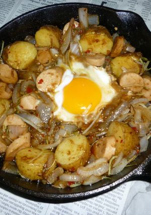 新じゃが・玉ねぎ＋おさかなソーセージ炒め-レシピのメイン写真