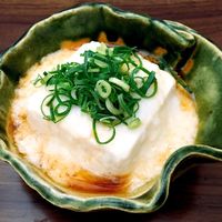 基本からアレンジまで！思わずつくりたくなる「冷奴 とろろ」のレシピ