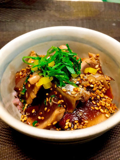 簡単！ゴマたっぷり〜鰹の漬け丼-レシピのメイン写真