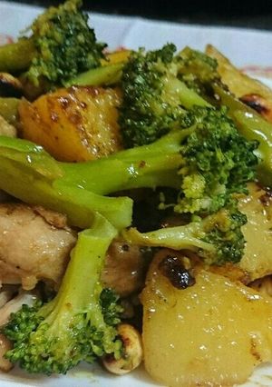 鶏肉とブロッコリー☆新じゃがのカレー炒め-レシピのメイン写真