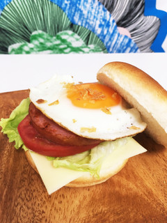 簡単!ソーセージと目玉焼きのハンバーガー-レシピのメイン写真
