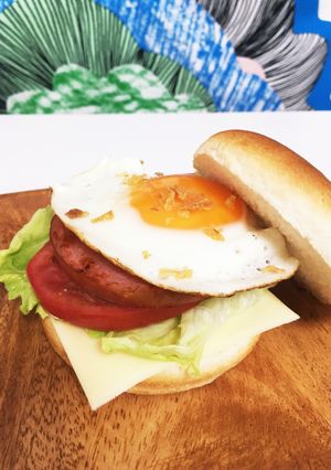 簡単！ソーセージと目玉焼きのハンバーガー-レシピのメイン写真