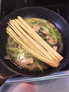 フライパン1つでネギと鶏皮のパスタ-レシピのメイン写真