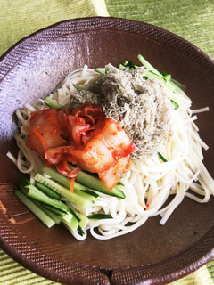とろろ昆布とキムチ☆冷たいうどん-レシピのメイン写真