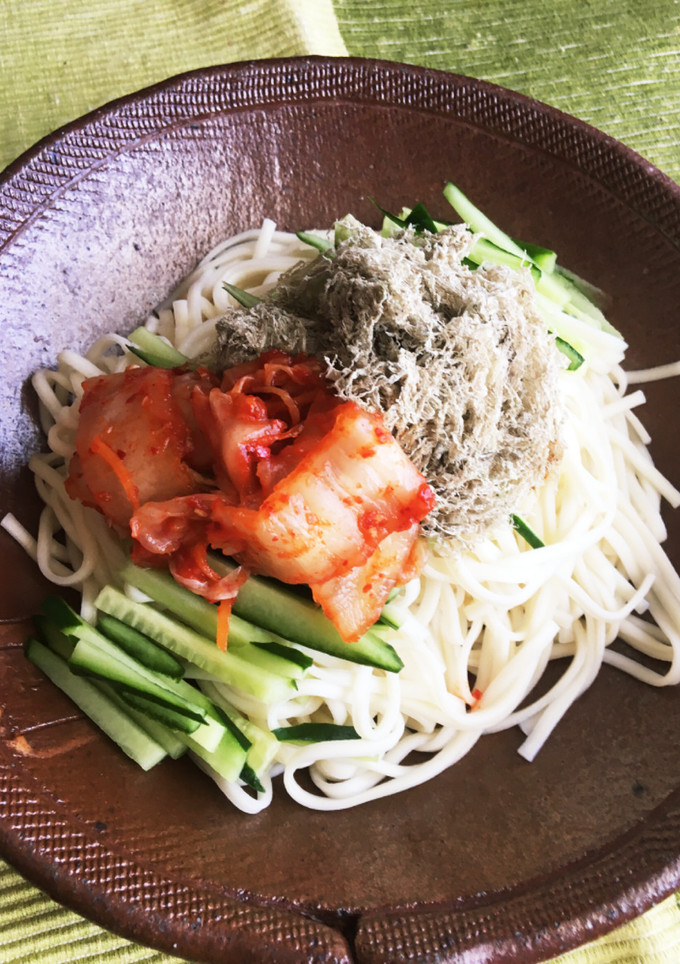 とろろ昆布とキムチ☆冷たいうどん-レシピのメイン写真