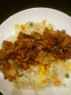 スタミナ満点!豚生姜焼きのせチャーハン-レシピのメイン写真