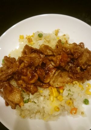 スタミナ満点！豚生姜焼きのせチャーハン-レシピのメイン写真
