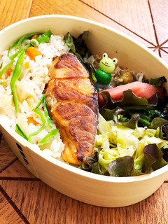 筍の炊き込みご飯+シャケのせ弁-レシピのメイン写真