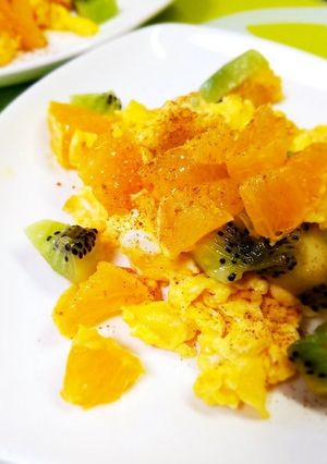 朝食に♪ふわふわ卵のフルーツのせ-レシピのメイン写真
