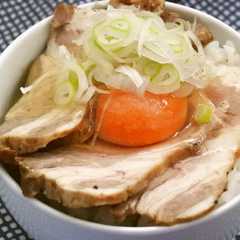 รูปของ 焼豚TKG(卵かけご飯)