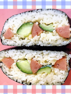 シャキッとキュウリとソーセージおにぎらず-レシピのメイン写真
