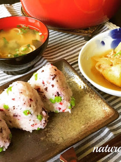 えんどう豆と梅のおにぎり(混ぜご飯でも)-レシピのメイン写真