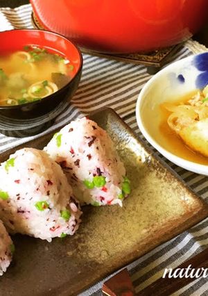 えんどう豆と梅のおにぎり（混ぜご飯でも）-レシピのメイン写真