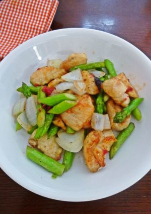 鶏肉とアスパラの梅にんにくにんにく炒め-レシピのメイン写真