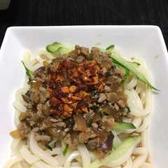 รูปของ 簡単✨親子でジャージャー麺風うどん✨