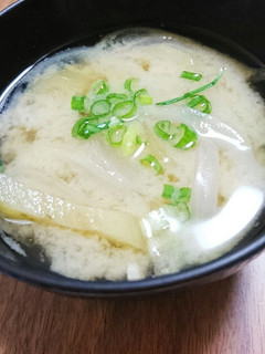 なすと玉ねぎの味噌汁-レシピのメイン写真
