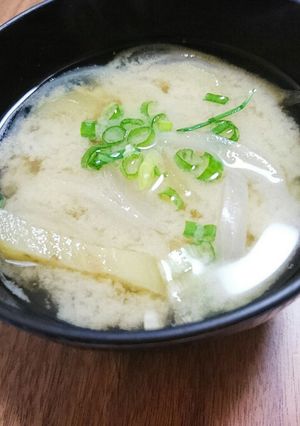 なすと玉ねぎの味噌汁-レシピのメイン写真