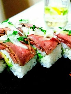 絶賛♪ローストビーフとアボカド棒寿司-レシピのメイン写真
