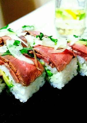 絶賛♪ローストビーフとアボカド棒寿司-レシピのメイン写真