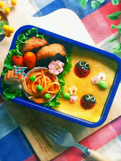 キャラ弁 穴開き卵でてんとう虫オムライス-レシピのメイン写真